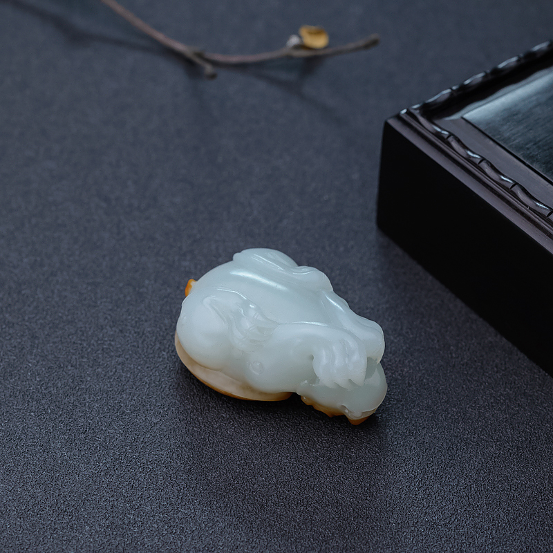 天然山料俏色和田玉吊坠-红掌柜