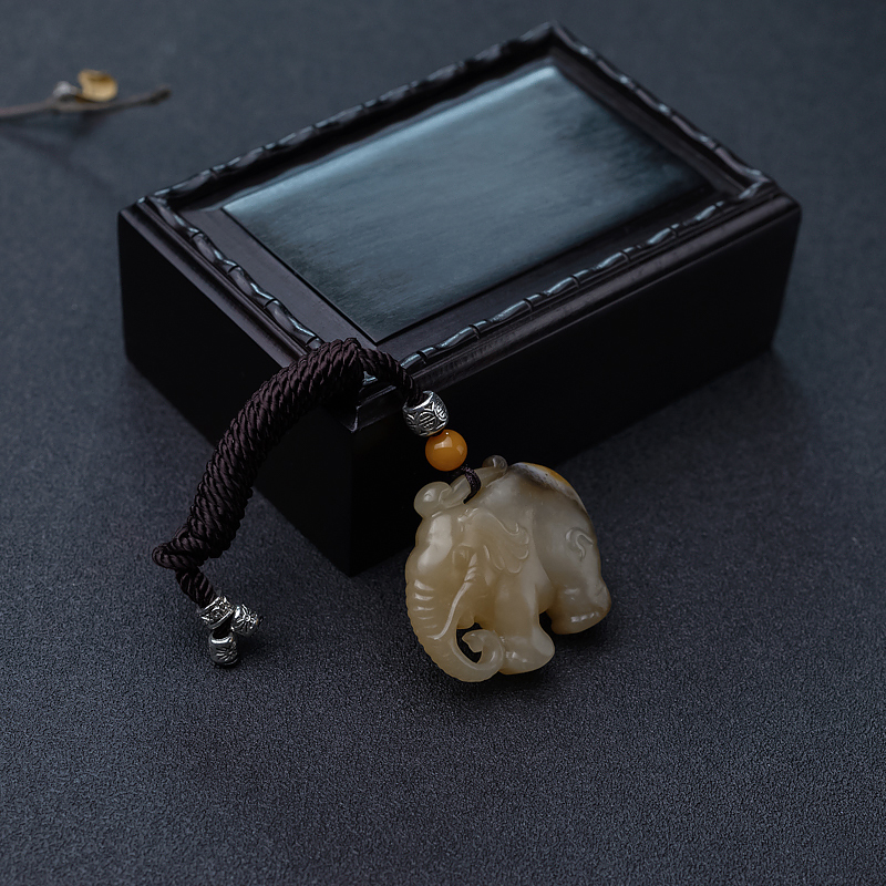 天然俏色和田玉如意吉祥吊坠-红掌柜