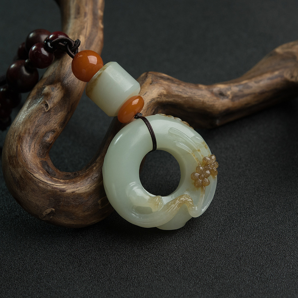 俏色和田玉梅花扣手把件-红掌柜