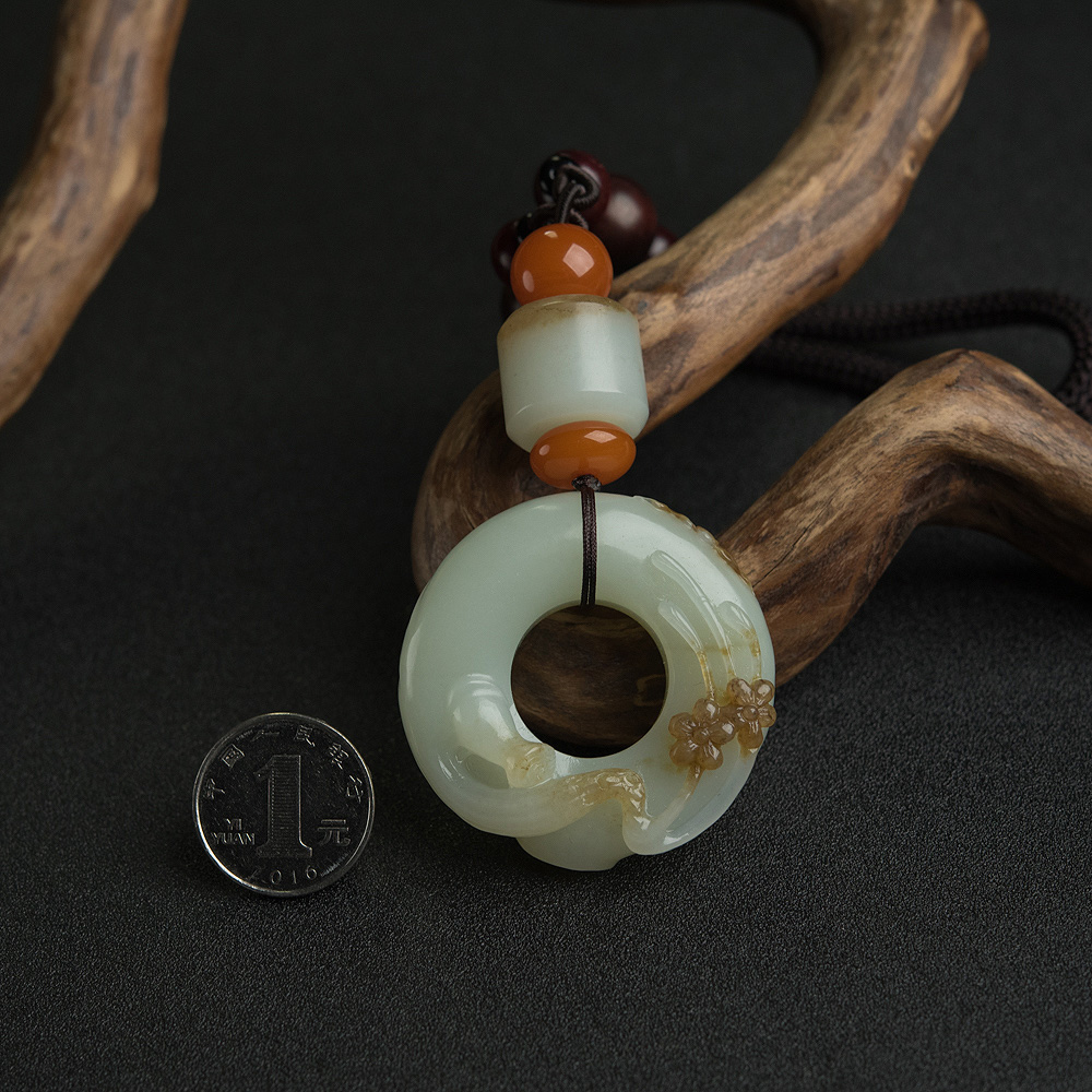 俄罗斯天然和田玉梅花扣手把件-红掌柜