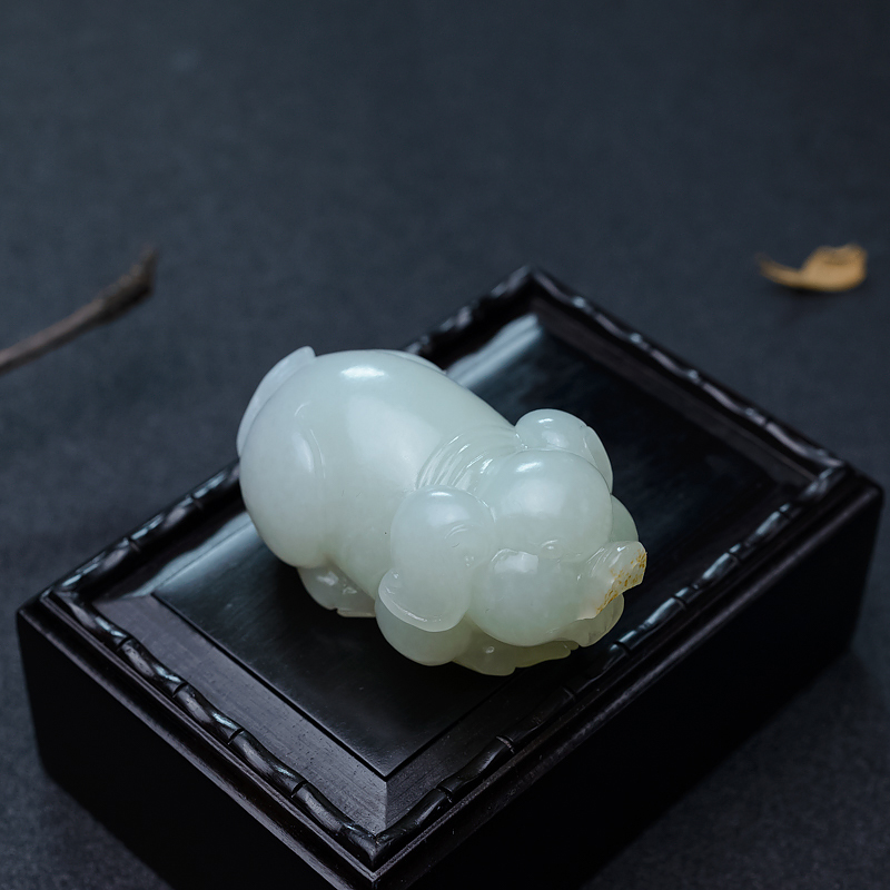 和田白玉招财猪吊坠-红掌柜