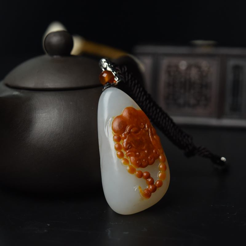 山料俏色和田玉吊坠-红掌柜