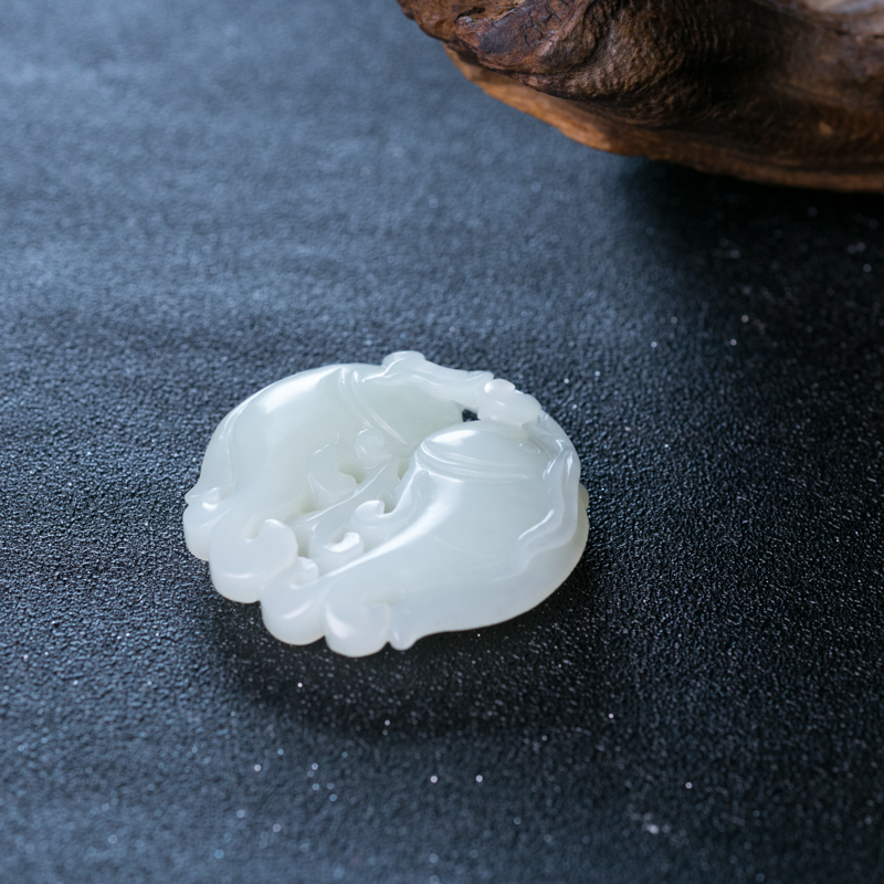 俄罗斯和田玉镂雕双鱼吊坠-红掌柜