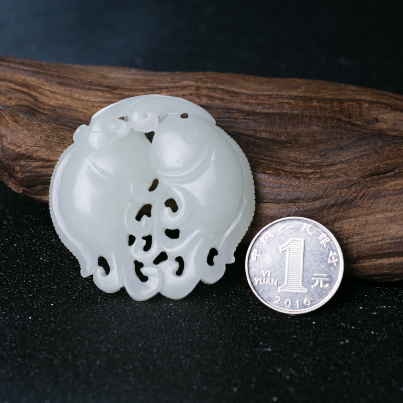 俄罗斯天然和田玉镂雕双鱼吊坠-红掌柜