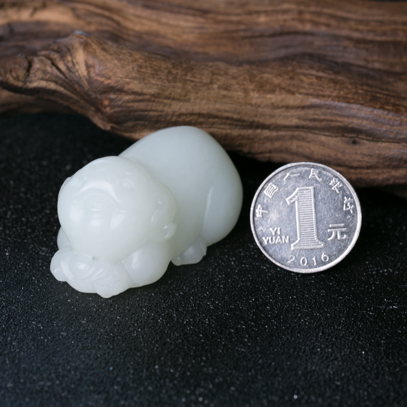 俄罗斯天然和田玉招财猪吊坠-红掌柜