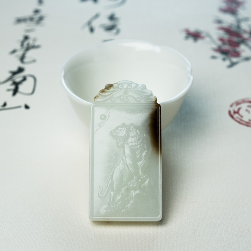 天然山料俏色和田玉猛虎吊坠-红掌柜