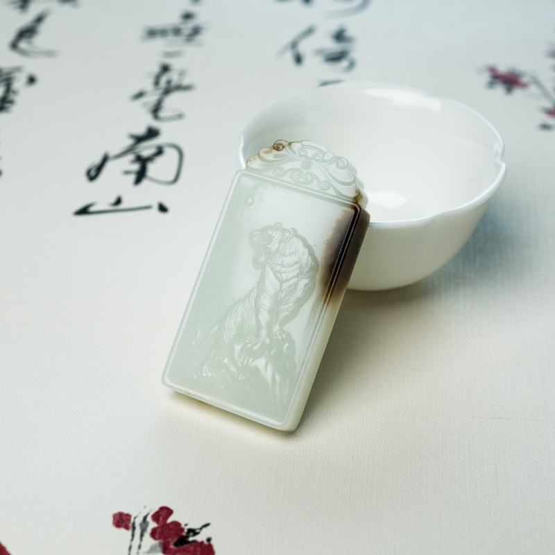 山料俏色和田玉猛虎吊坠-红掌柜