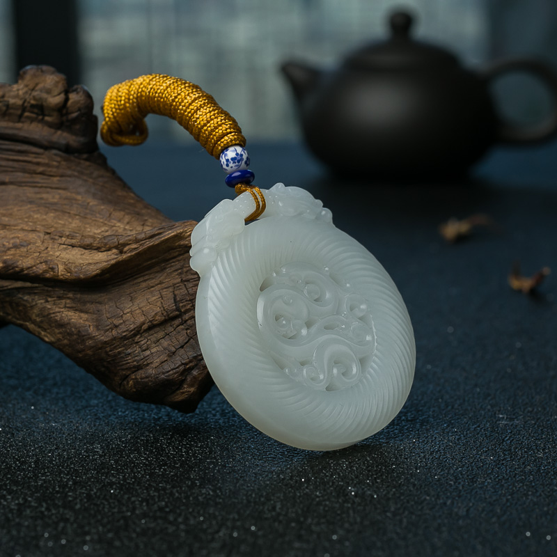 山料和田玉镂雕龙牌吊坠-红掌柜