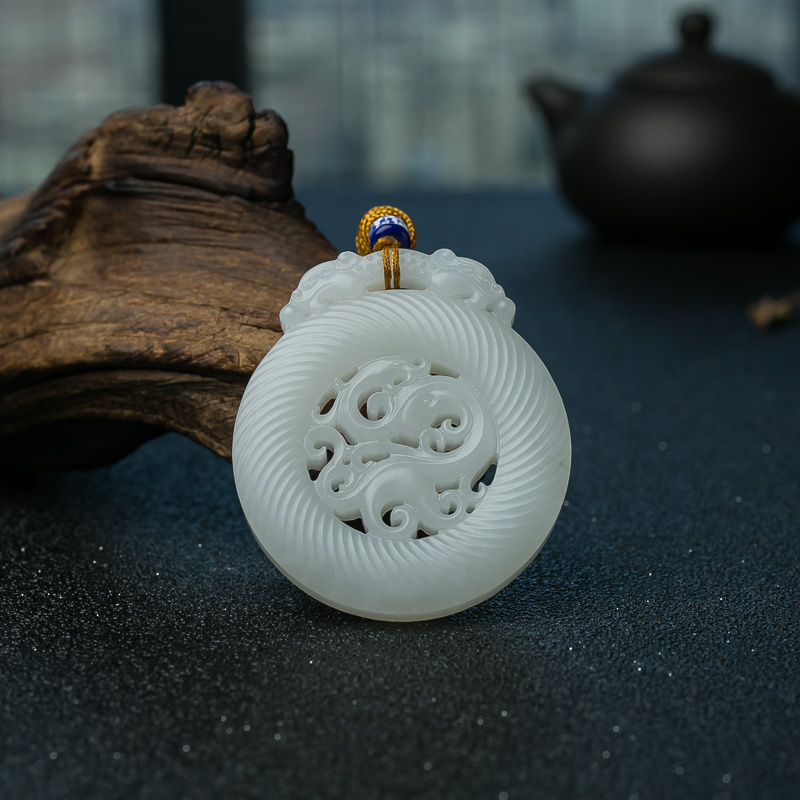 天然和田玉镂雕龙牌吊坠-红掌柜