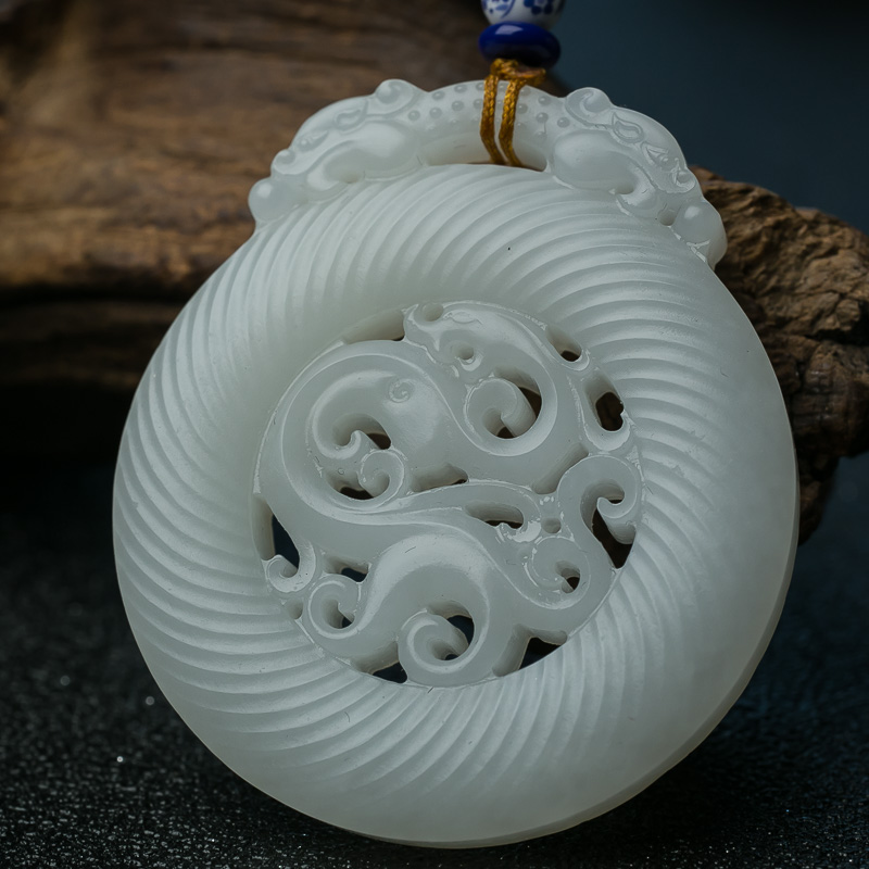 和田玉镂雕龙牌吊坠-红掌柜