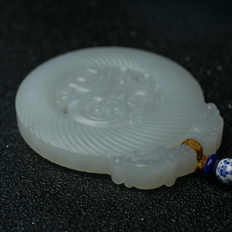 和田玉镂雕龙牌挂坠-红掌柜