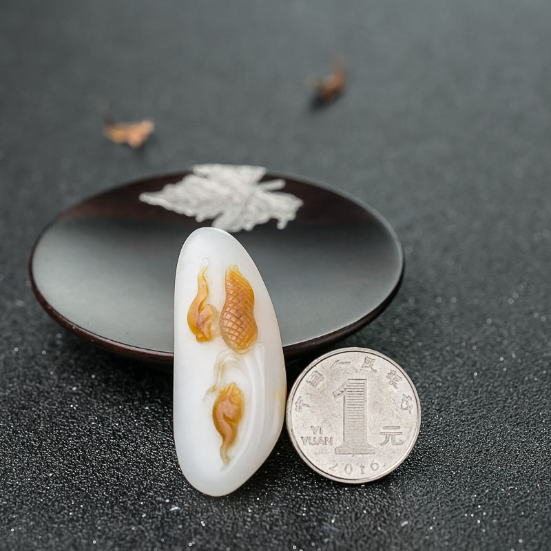 山料俏色和田玉吊坠