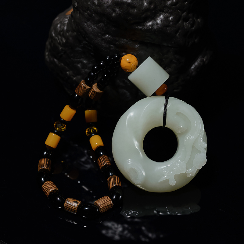 山料和田青白玉梅花扣手把件-红掌柜