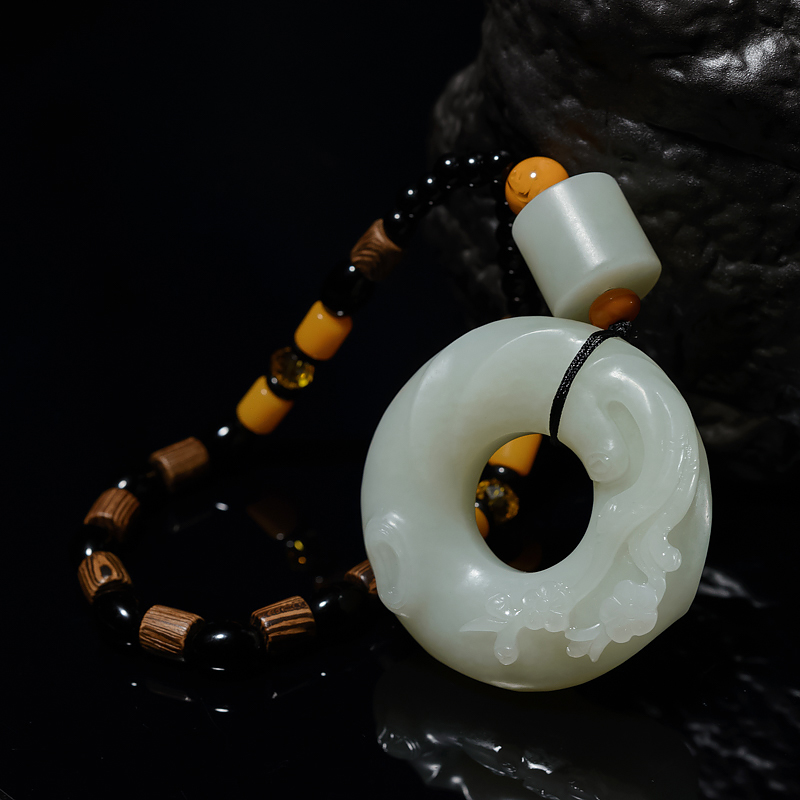 和田青白玉梅花扣手把件-红掌柜