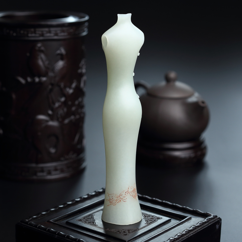 新疆和田玉旗袍摆件 - 红掌柜