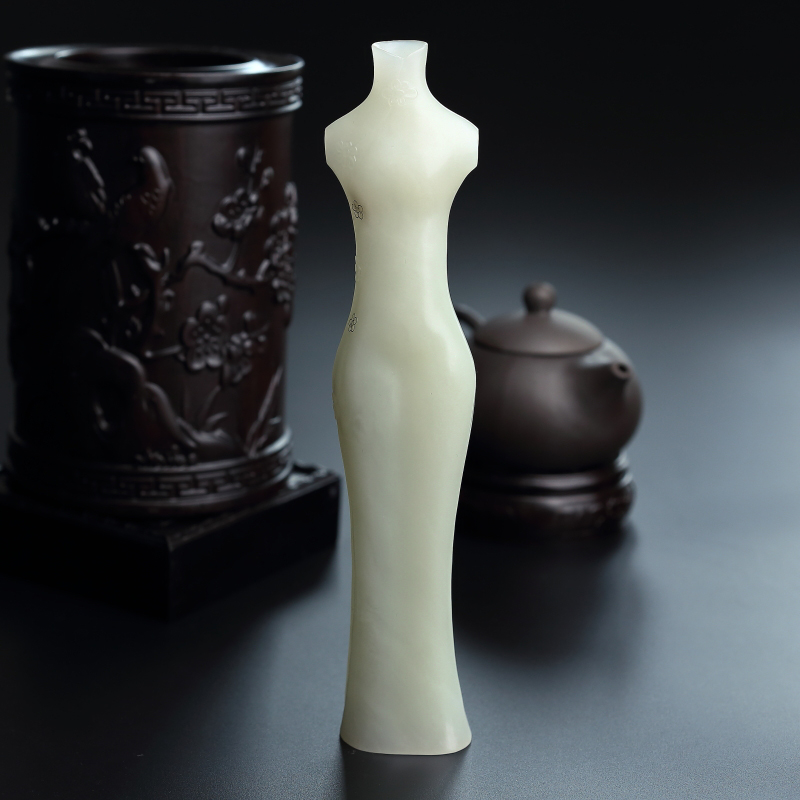 新疆天然和田玉旗袍摆件 - 红掌柜