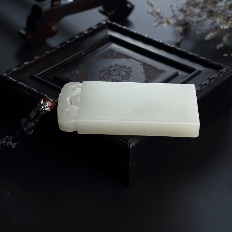 新疆和田玉无事牌吊坠-红掌柜