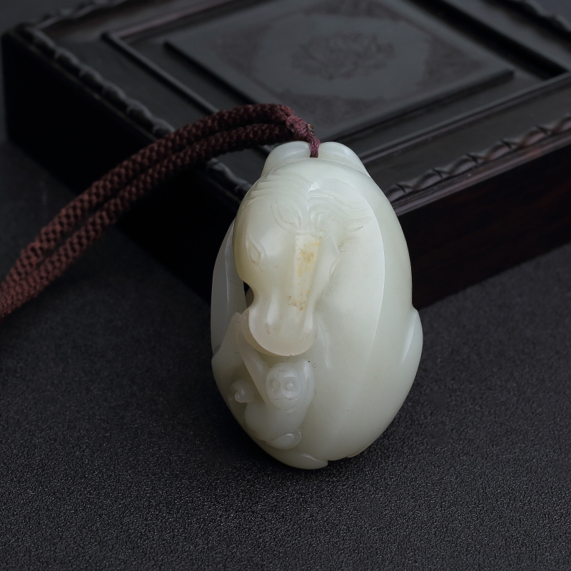 新疆天然籽料和田青白玉马上封侯手把件 - 红掌柜