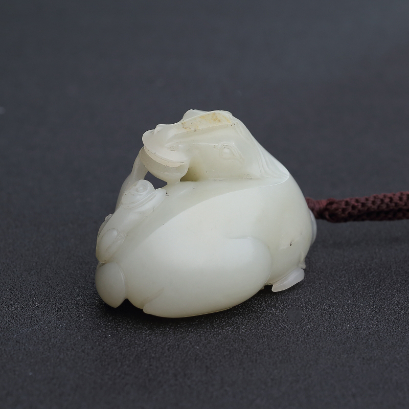新疆和田青白玉马上封侯手把件 - 红掌柜