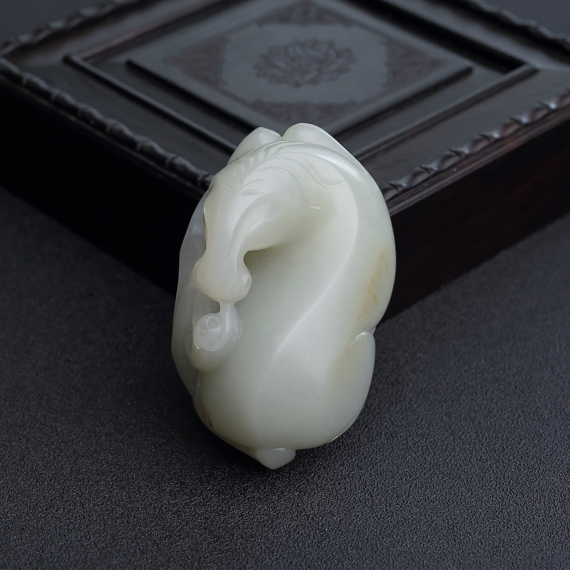 新疆天然籽料和田青白玉马上封侯手把件 - 红掌柜