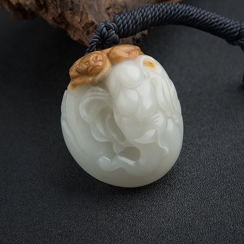 俏色和田玉籽料封侯拜相吊坠-红掌柜