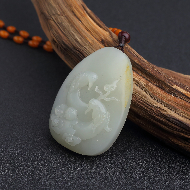 籽料和田青白玉洋洋得意吊坠-红掌柜