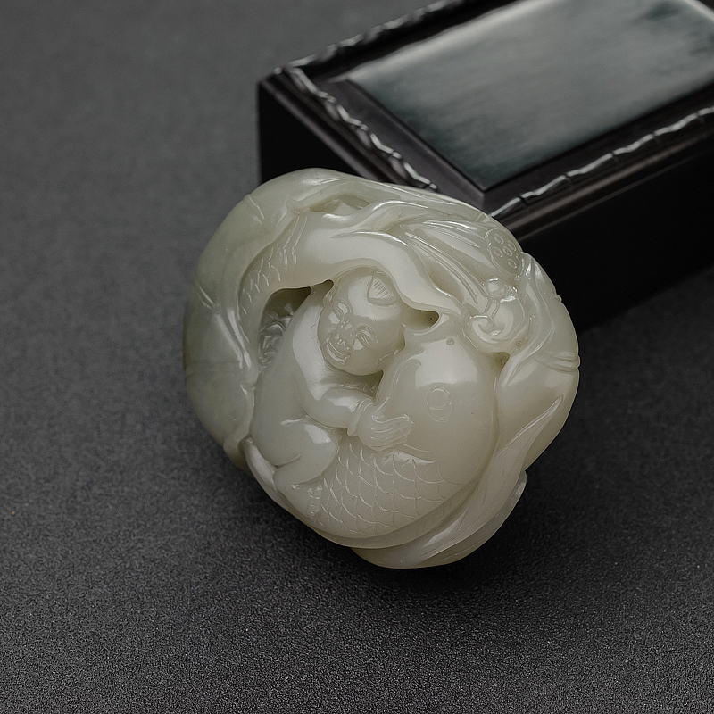 天然籽料俏色和田玉连年有余手把件-红掌柜