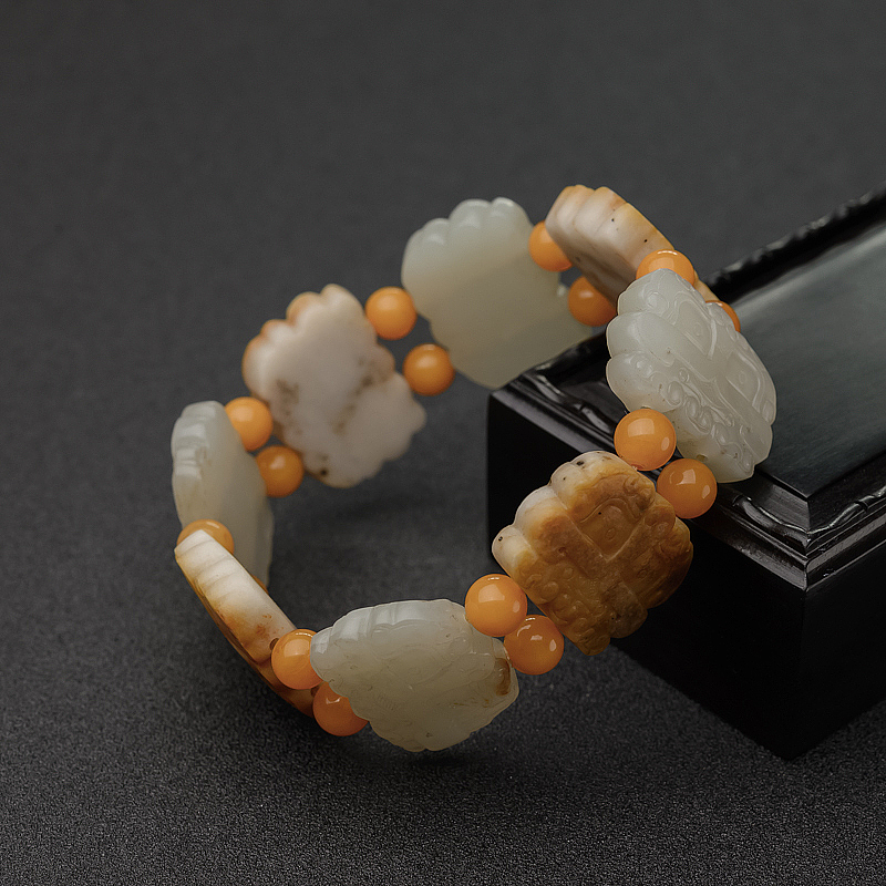 天然籽料俏色和田玉兽脸单圈手串-红掌柜