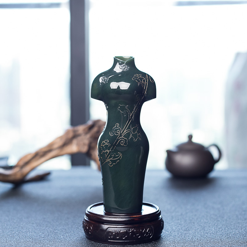 山料和田青玉旗袍摆件-红掌柜