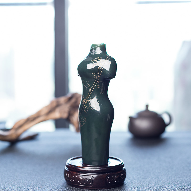 和田青玉旗袍摆件-红掌柜