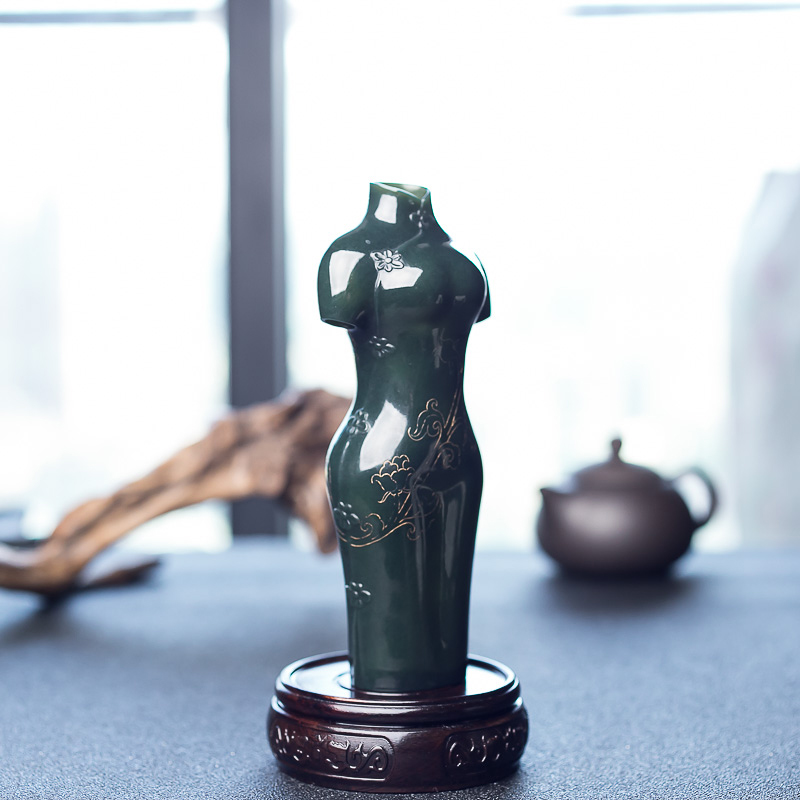 天然和田青玉旗袍摆件-红掌柜