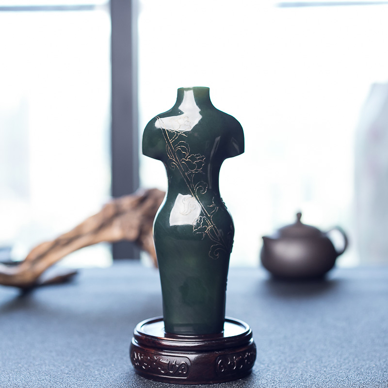 俄罗斯和田青玉旗袍摆件-红掌柜