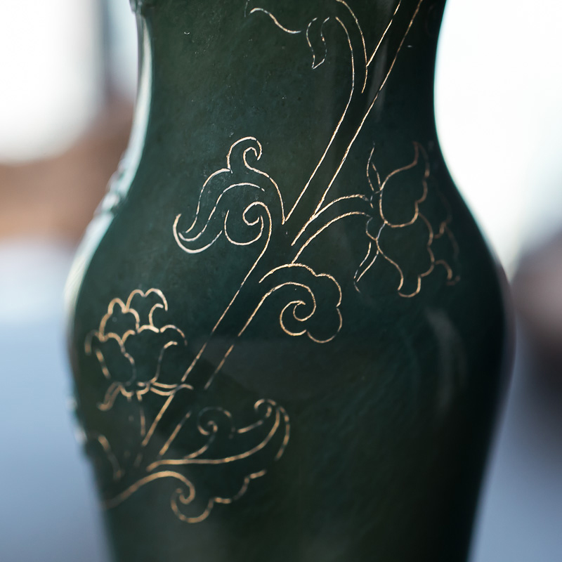 天然和田青玉旗袍摆件-红掌柜