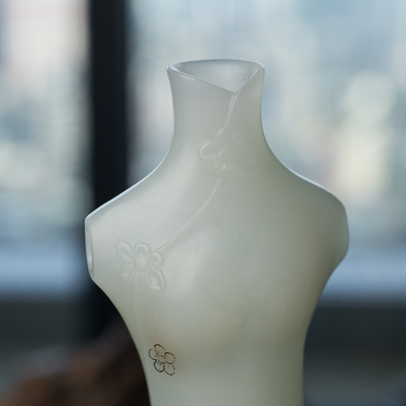 天然和田玉旗袍摆件-红掌柜