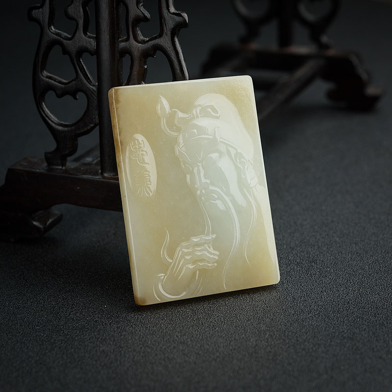 俏色和田玉山料关公牌吊坠-红掌柜