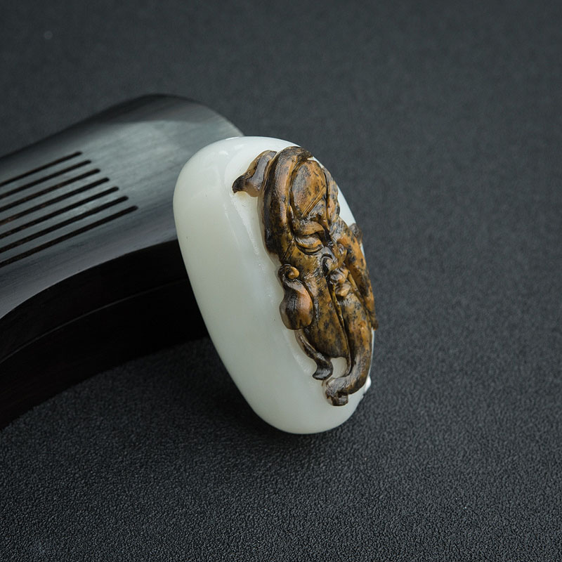 俄罗斯俏色和田玉关公吊坠 - 红掌柜