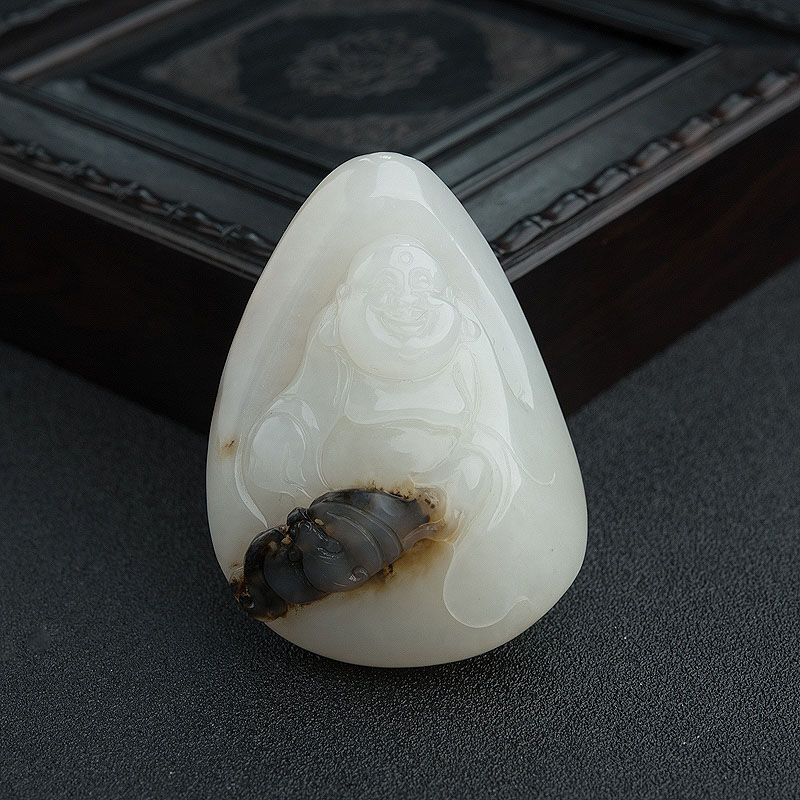 俄罗斯天然俏色和田玉福在眼前吊坠 - 红掌柜