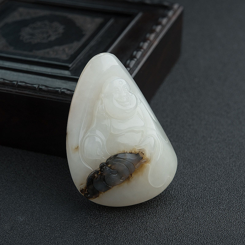 天然俏色和田玉福在眼前吊坠 - 红掌柜