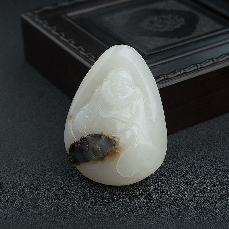 俏色和田玉福在眼前吊坠 - 红掌柜