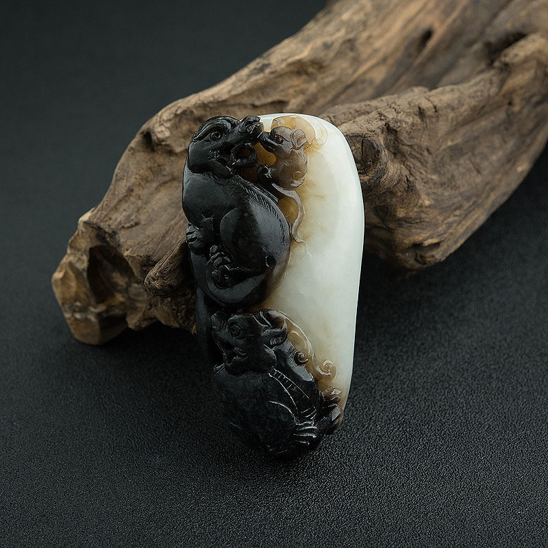 俄罗斯天然俏色和田玉狮子吊坠 - 红掌柜