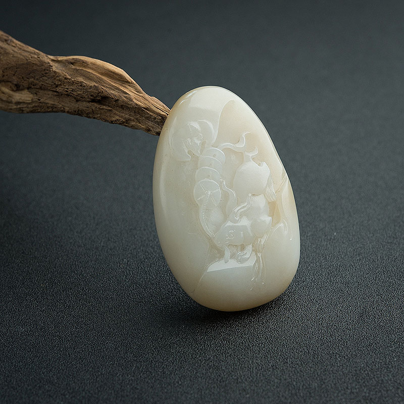 天然俏色和田玉灵兔献瑞吊坠 - 红掌柜