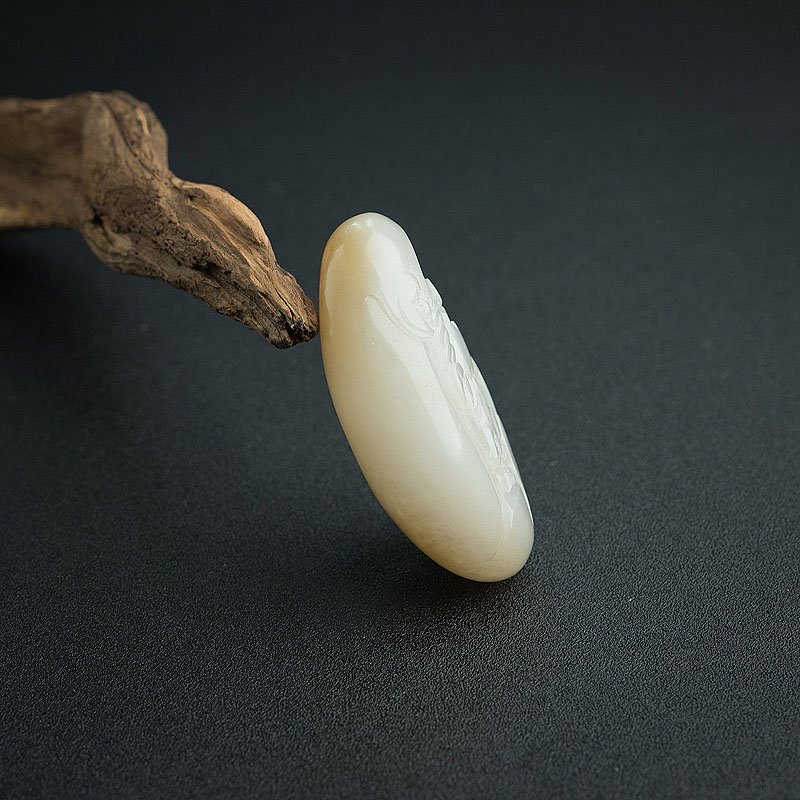 俄罗斯俏色和田玉灵兔献瑞吊坠 - 红掌柜