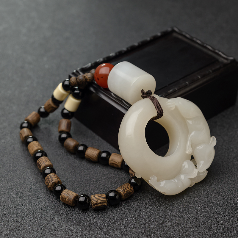 青白玉子母鼠手把件-红掌柜