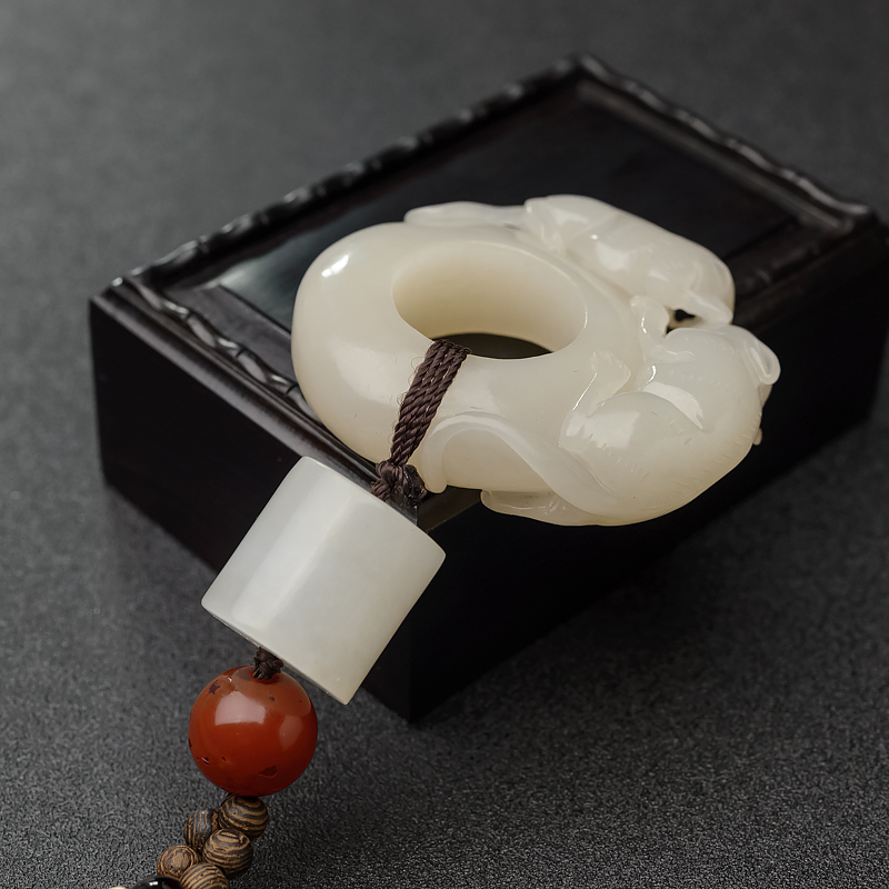 俄料青白玉手把件-红掌柜