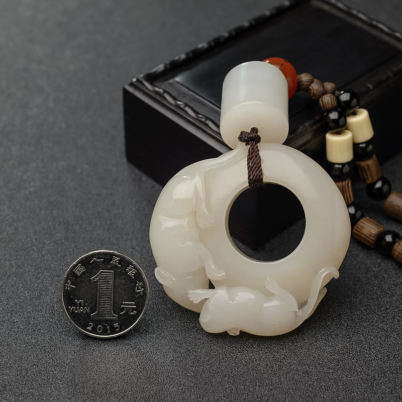 天然俄料和田玉子母鼠手把件-红掌柜