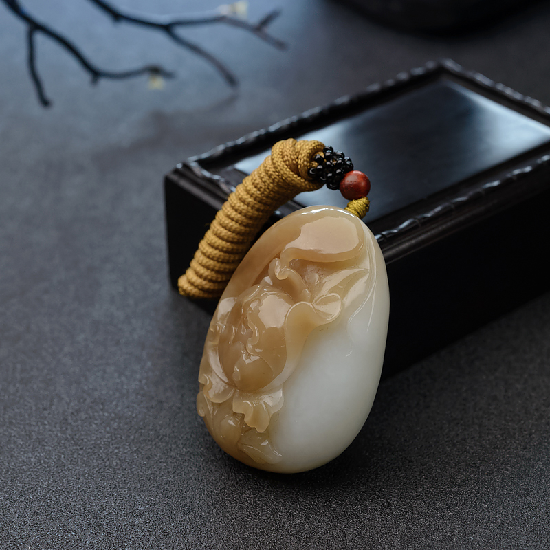 俏色和田玉山料牡丹吊坠-红掌柜