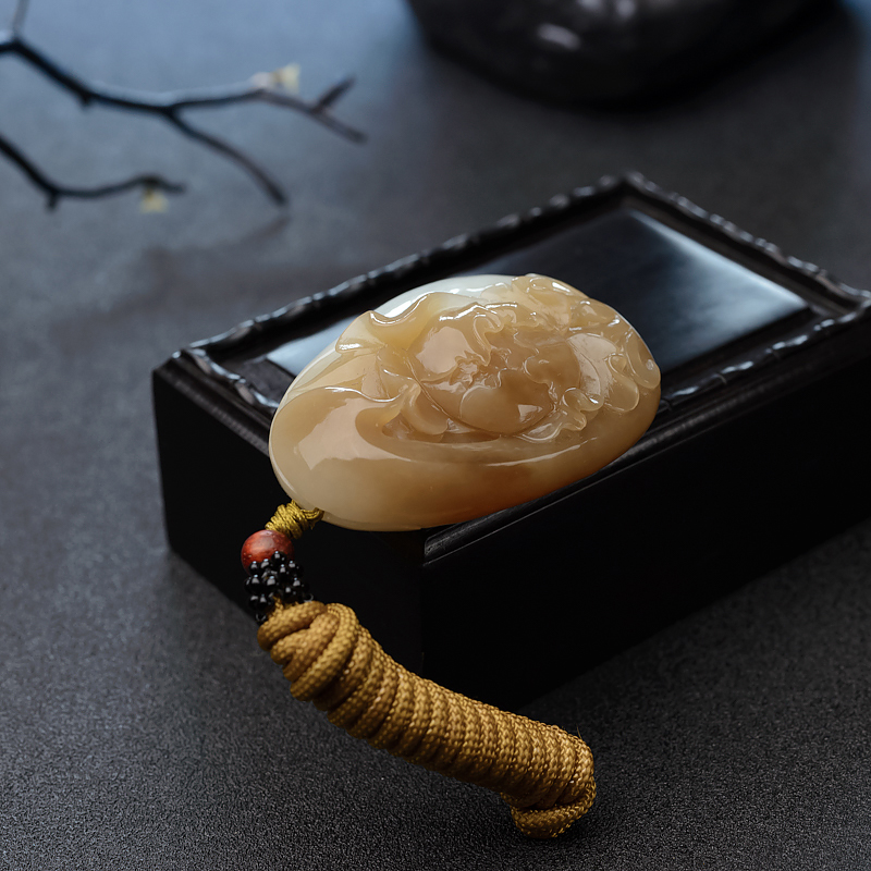 和田玉山料牡丹吊坠-红掌柜