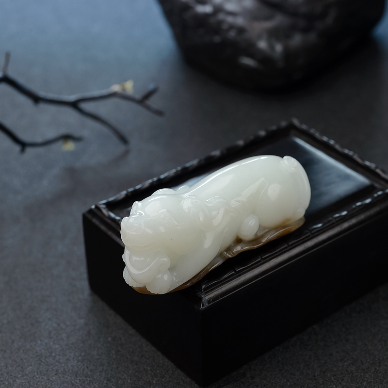 俄料俏色和田玉山料旺财吊坠-红掌柜