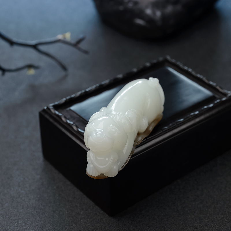 俄料俏色和田玉山料吊坠-红掌柜