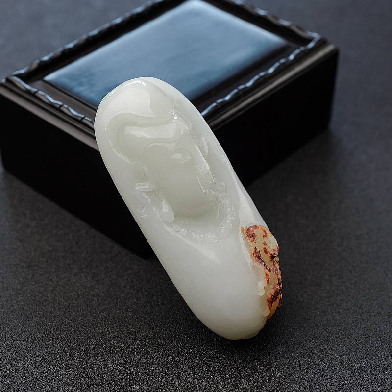 俄料俏色和田玉观音吊坠-红掌柜